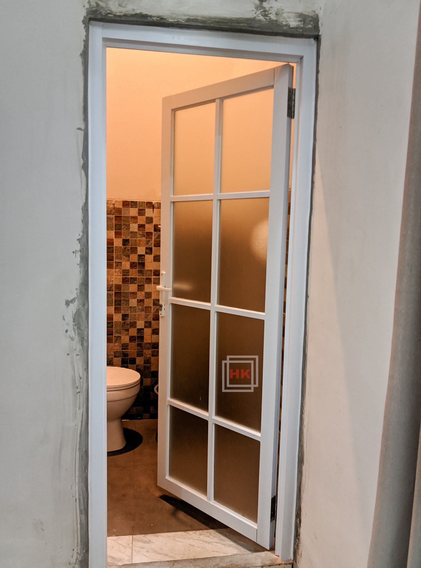 Pintu Swing Kamar Mandi