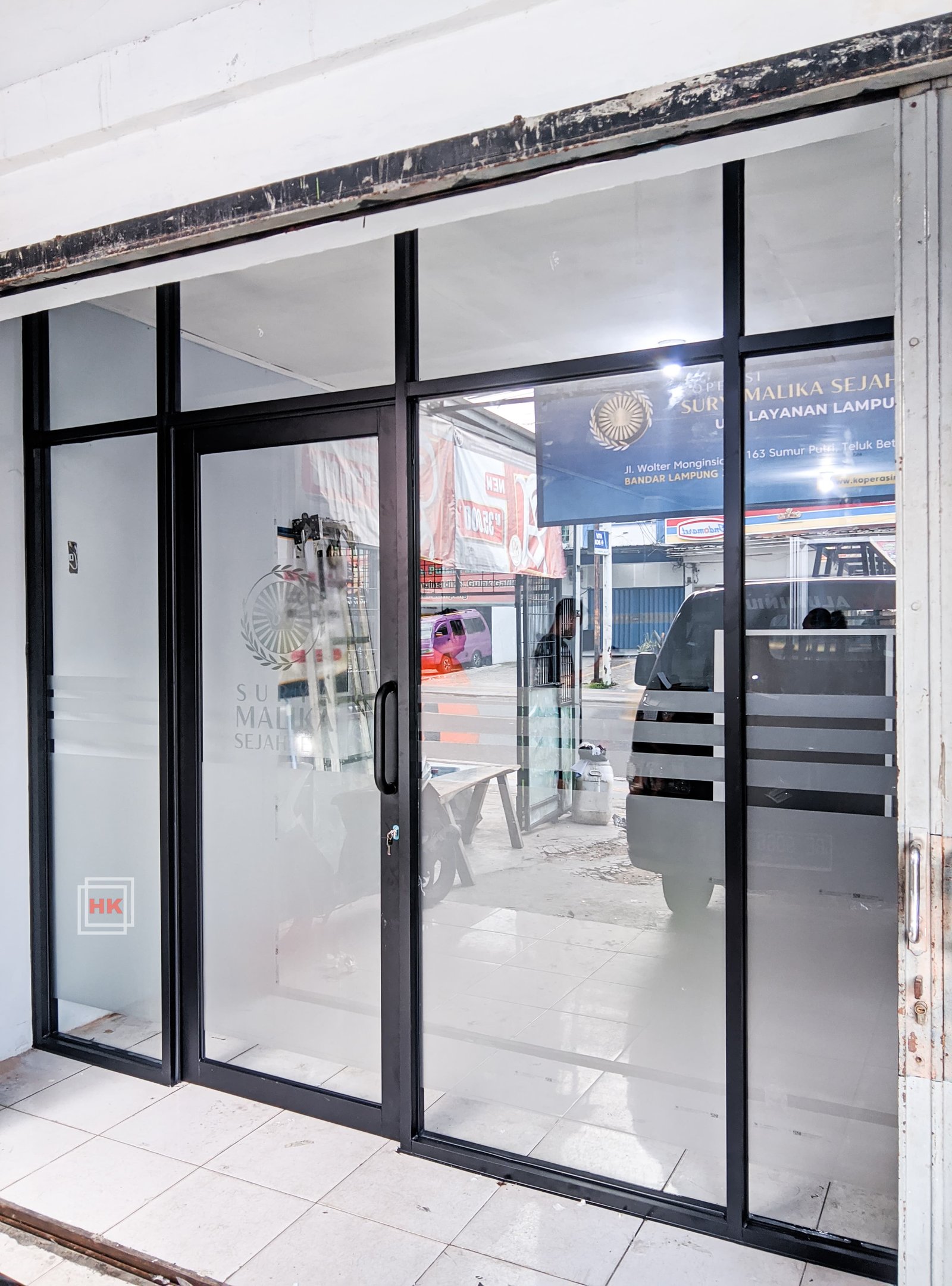 Partisi Kaca & Pintu Swing