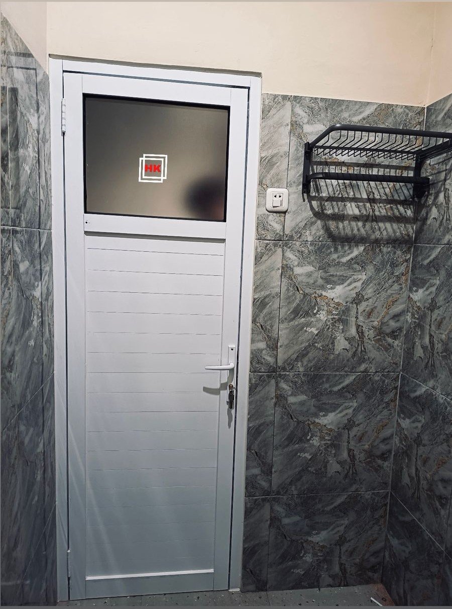 Pintu Kamar Mandi Kombinasi
